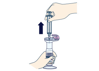 自己注射補助具の上部から注射筒を取りはずします。